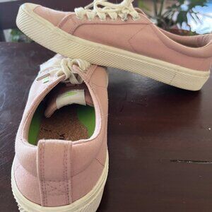 Cariuma OC Low Rose Canvas size 9.5 40.5